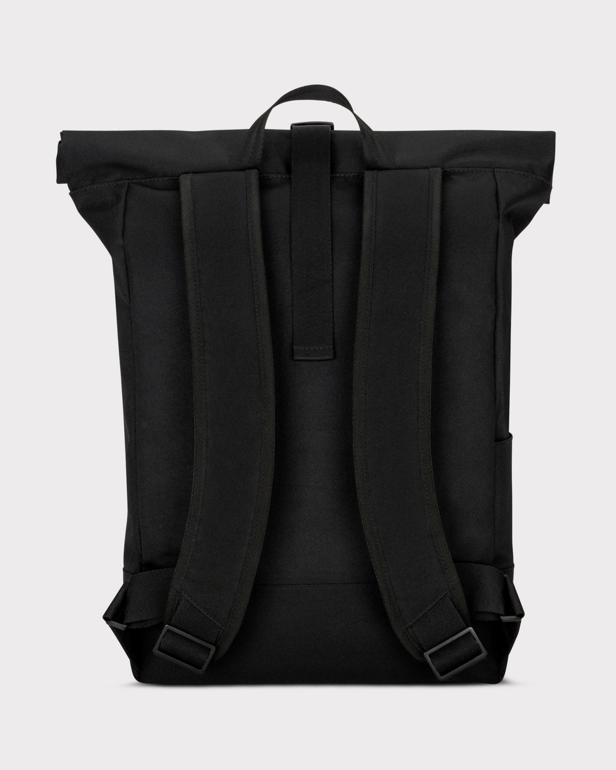 Schwarzer Rolltop-Rucksack 'Robin Large' von Johnny Urban, Rückseite mit verstellbaren Schultergurten und Trageschlaufe