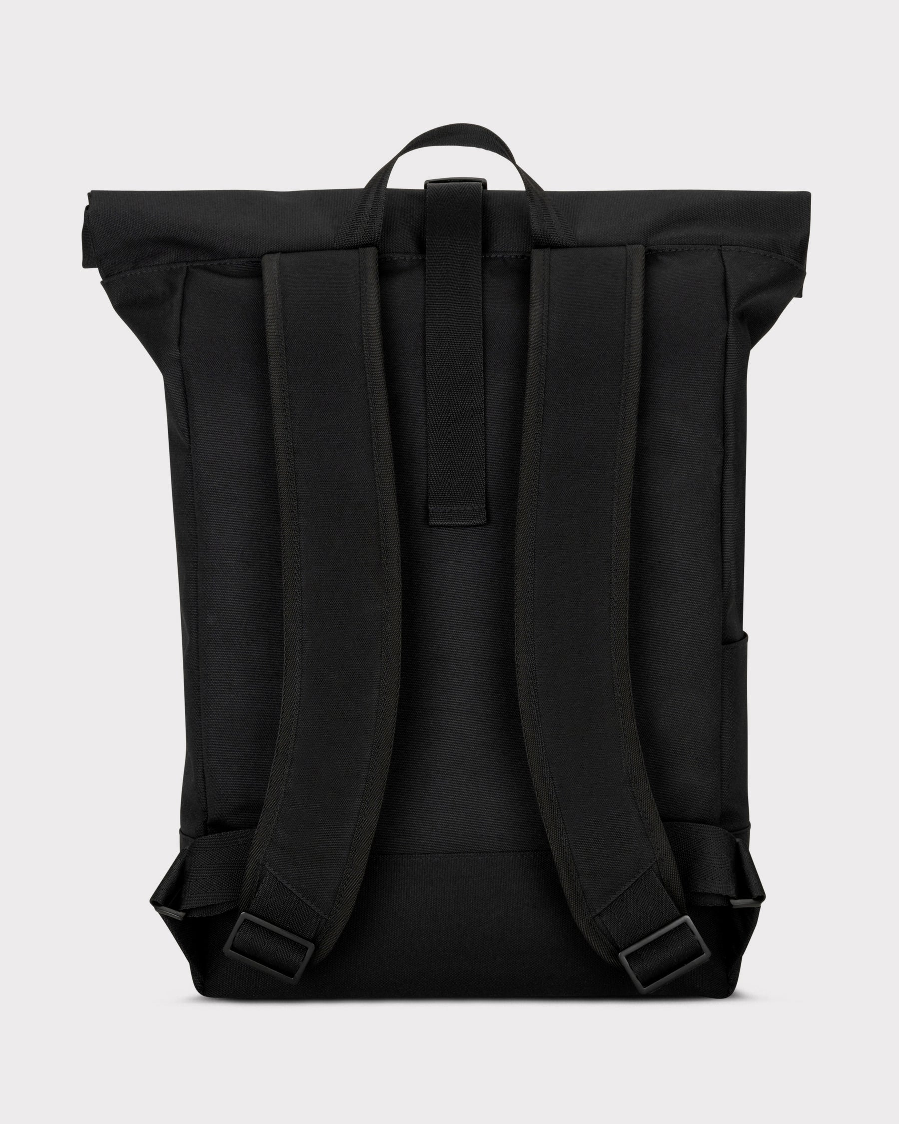 Schwarzer Rolltop-Rucksack 'Robin Large' von Johnny Urban, Rückseite mit verstellbaren Schultergurten und Trageschlaufe