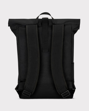 Schwarzer Rolltop-Rucksack 'Robin Large' von Johnny Urban, Rückseite mit verstellbaren Schultergurten und Trageschlaufe