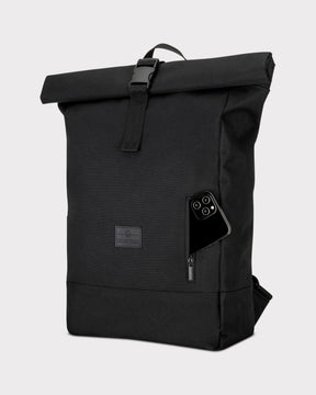 Schwarzer Rolltop Rucksack Robin Large aus robustem Material mit vorderer Reißverschlusstasche und Smartphone