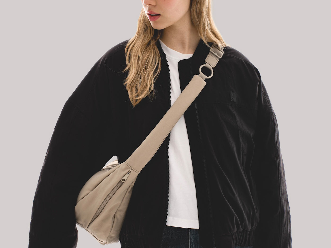 Unser Model präsentiert die neuen Taschen der Marke Johnny Urban. 
