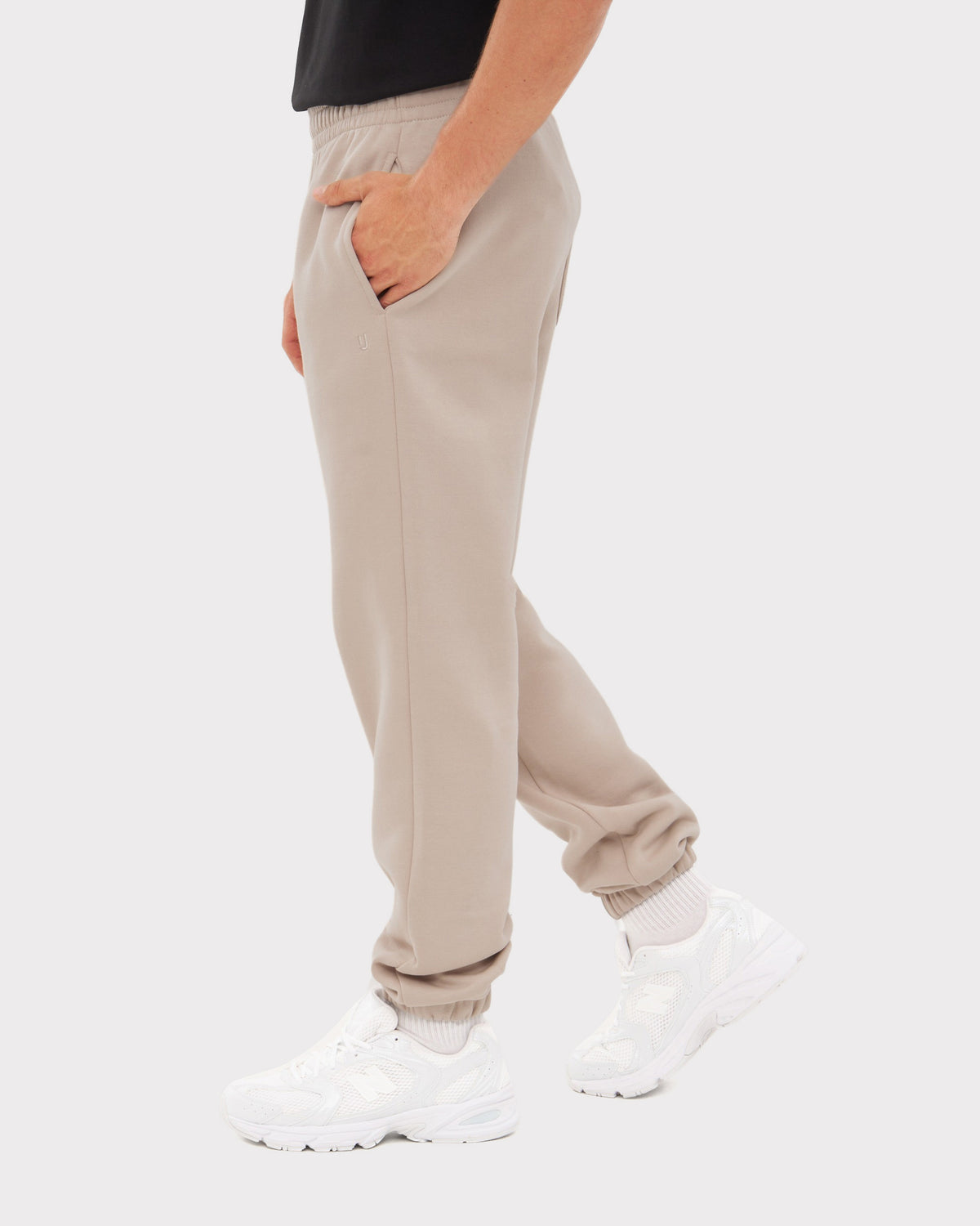 Beige Herren Jogginghose 'Owen' mit elastischem Bund und Bündchen, getragen mit weißen Sportschuhen