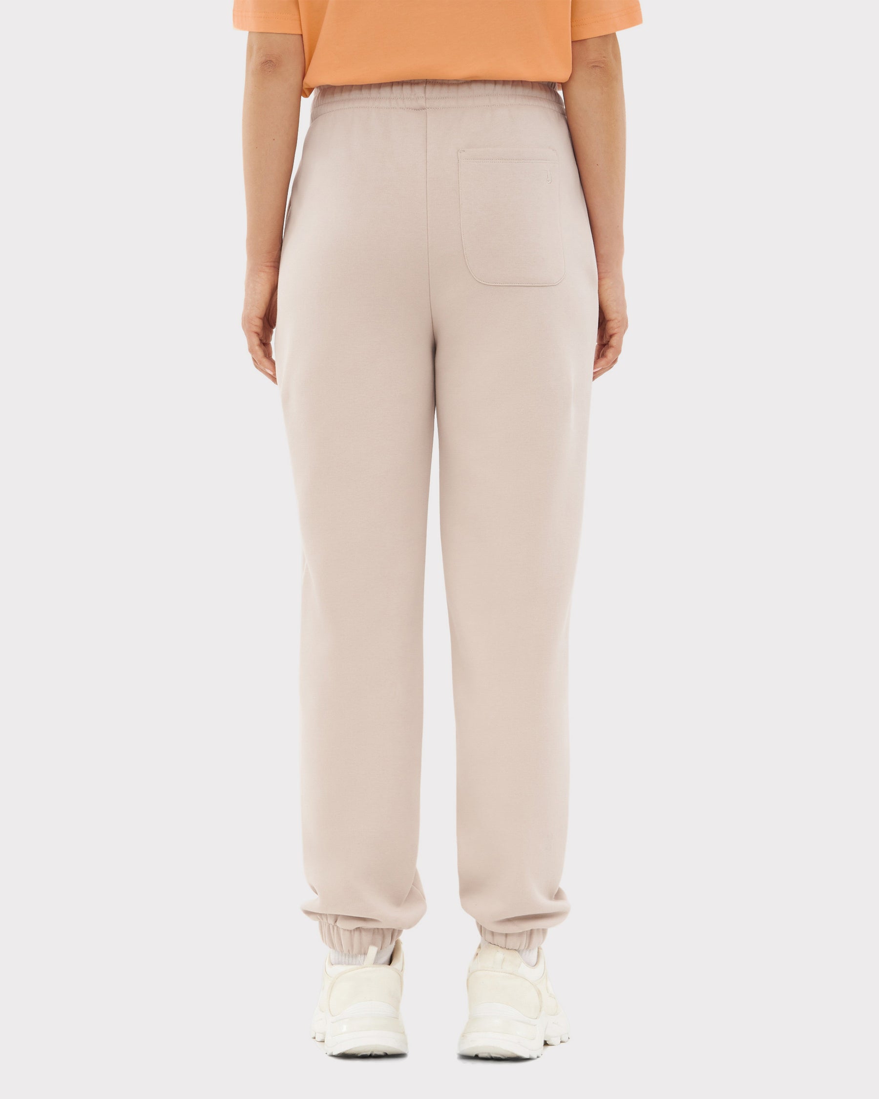 Damen-Jogginghose 'Owen' in Beige von hinten mit elastischem Bund und einem Gesäßtasche