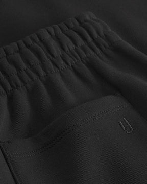 Schwarze Jogginghose 'Owen' mit elastischem Bund und eingesticktem 'JU'-Logo auf der Tasche