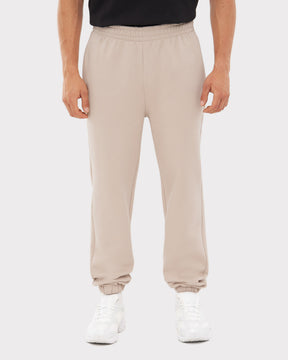 Beige Herren-Jogginghose 'Owen' mit elastischem Bund und Bündchen, getragen mit weißen Sneakern
