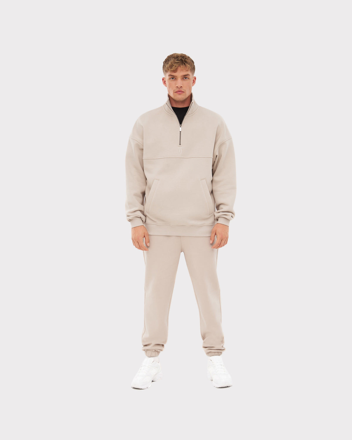 Mann trägt beige Jogginghose 'Owen' und passenden Pullover mit halbem Reißverschluss