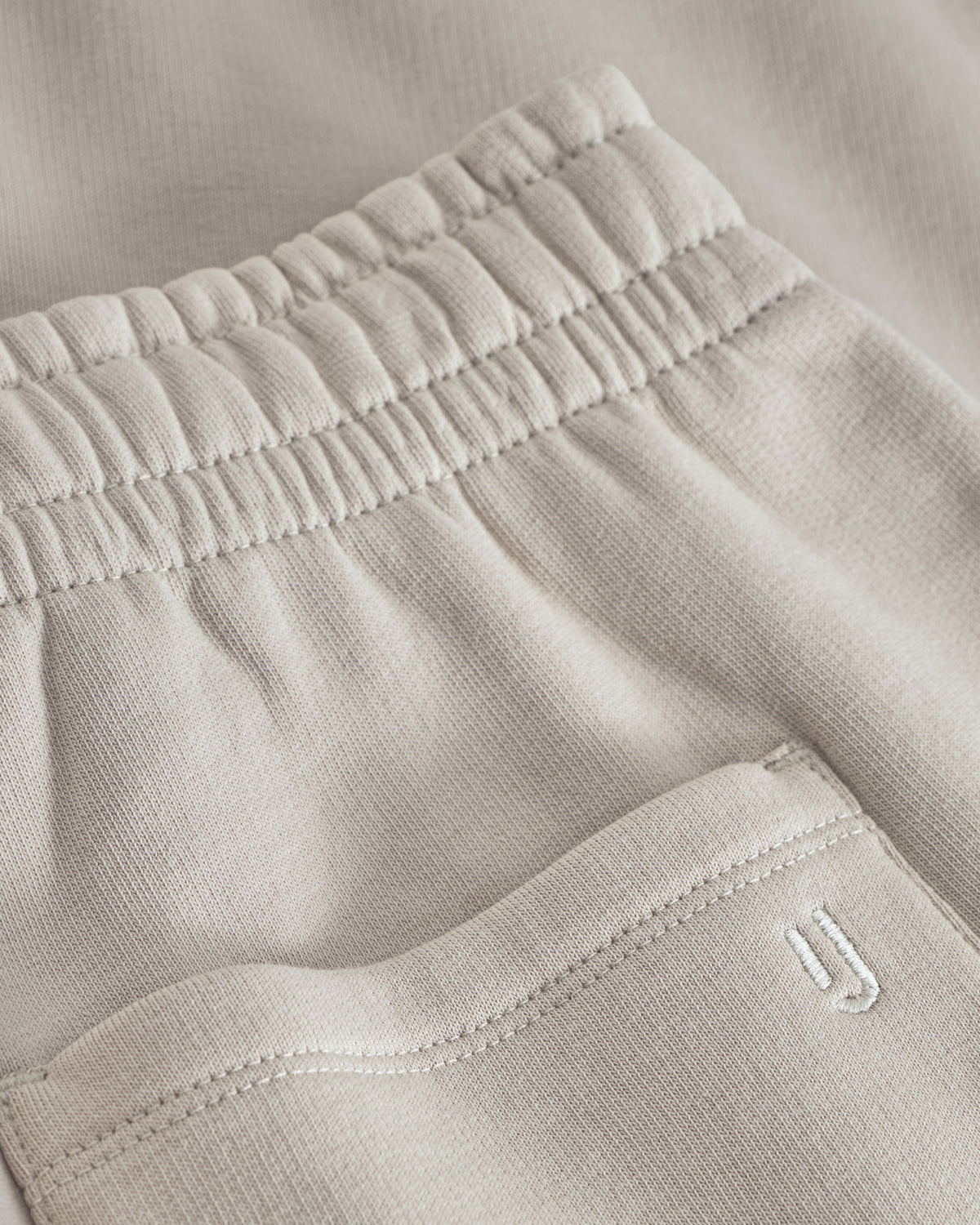 Beige Jogginghose 'Owen' von Johnny Urban mit elastischem Bund und gesticktem 'J' auf der Tasche