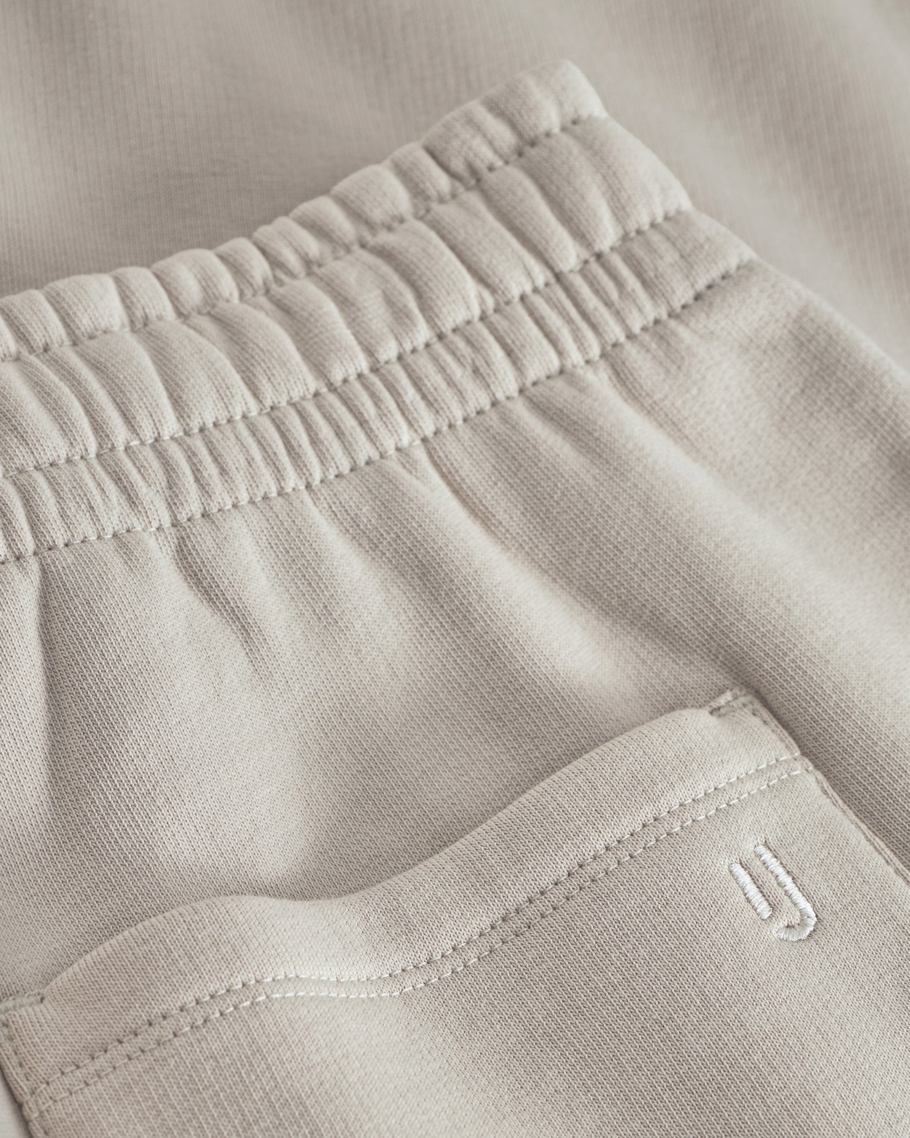 Beige Jogginghose 'Owen' von Johnny Urban mit elastischem Bund und gesticktem 'J' auf der Tasche