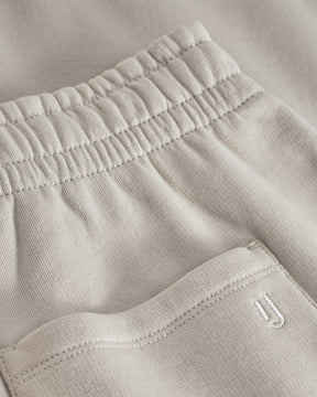 Beige Jogginghose 'Owen' von Johnny Urban mit elastischem Bund und gesticktem 'J' auf der Tasche