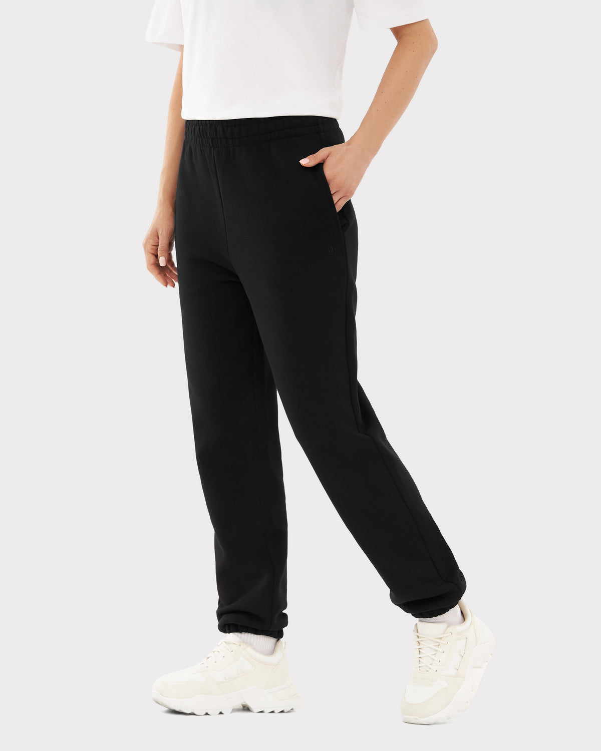 Damen trägt schwarze Jogginghose 'Owen' von Johnny Urban mit elastischem Bund und seitlichen Taschen