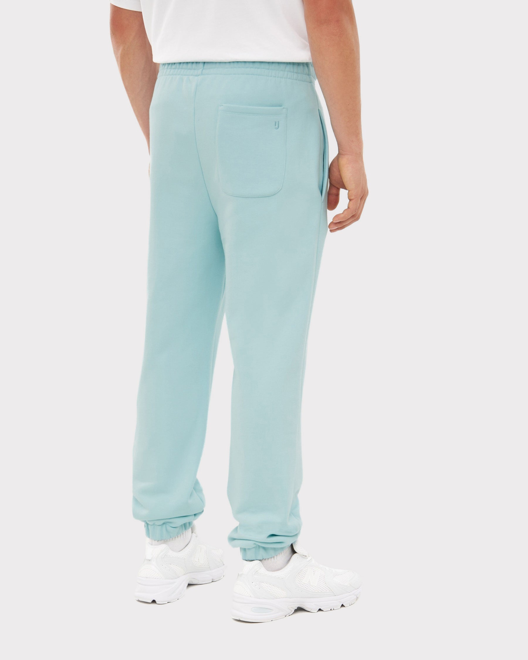 Herren-Jogginghose 'Owen' in hellblau mit elastischem Bund und Bündchen, Rückansicht