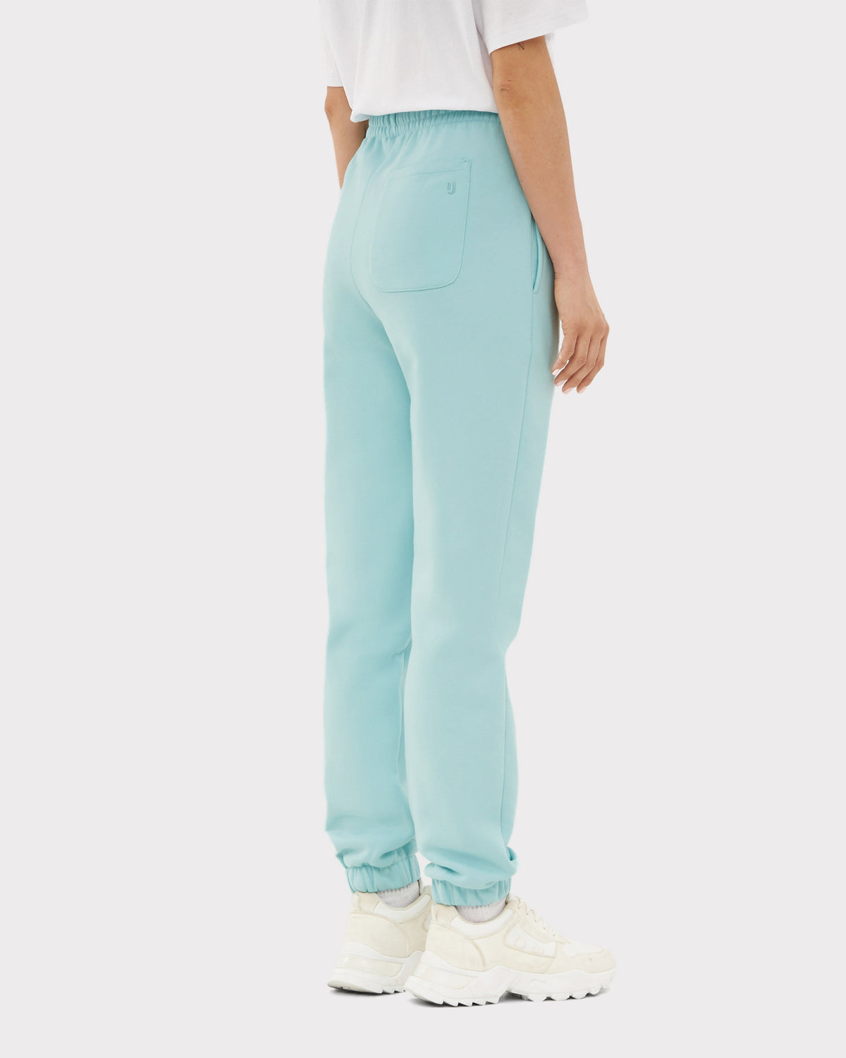 Damen Jogginghose 'Owen' in hellblau mit elastischem Bund und Taschen, hinten mit Markenlogo