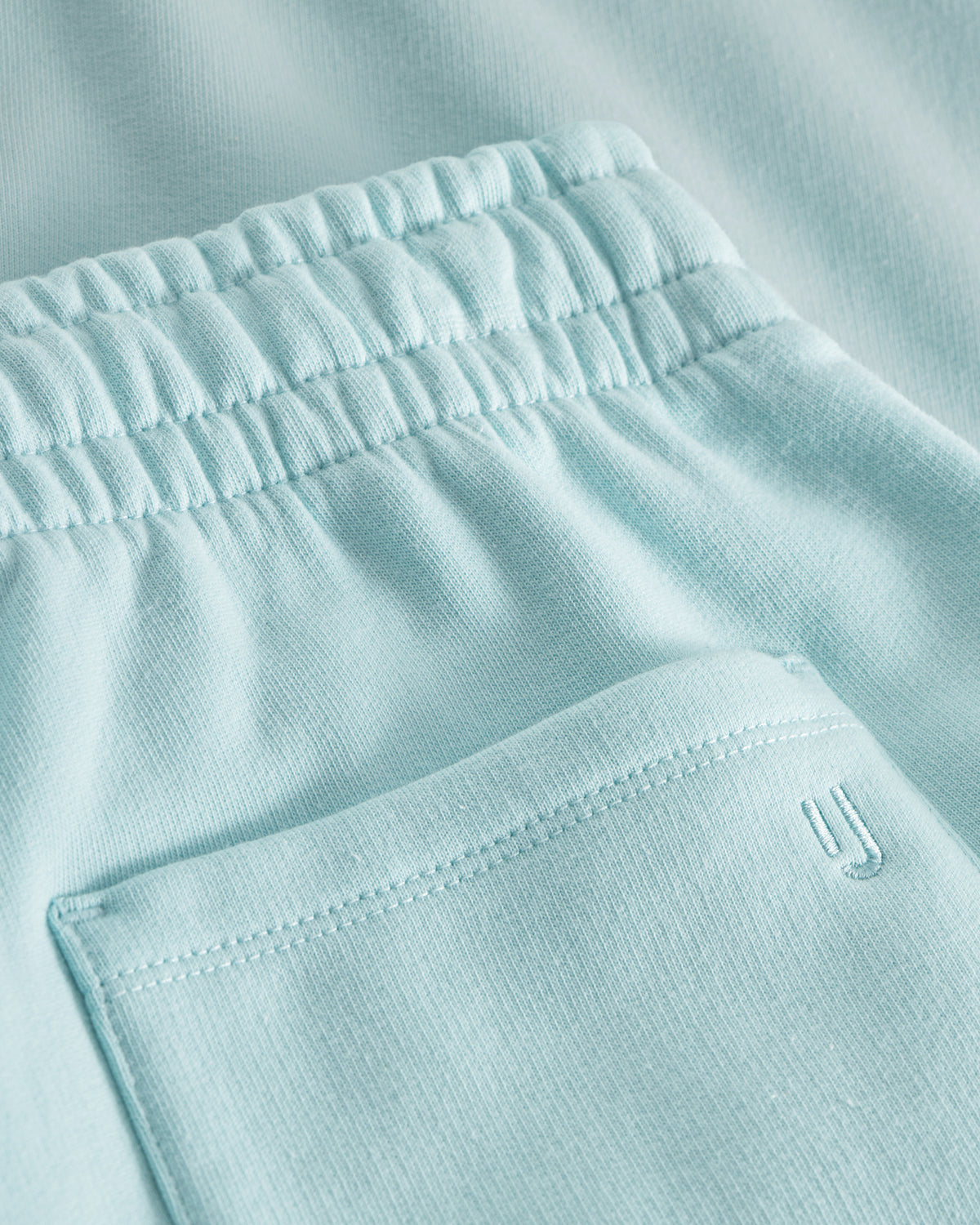 Detailaufnahme der eisblauen Johnny Urban Jogginghose 'Owen' mit elastischem Bund und aufgesetzter Tasche