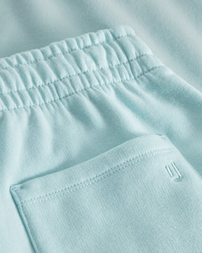Detailaufnahme der eisblauen Johnny Urban Jogginghose 'Owen' mit elastischem Bund und aufgesetzter Tasche