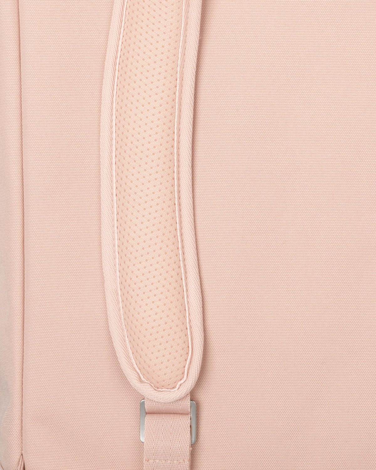 Nahaufnahme eines gepolsterten, rosa Trägerteils des Rolltop Rucksacks 'Robin Medium'