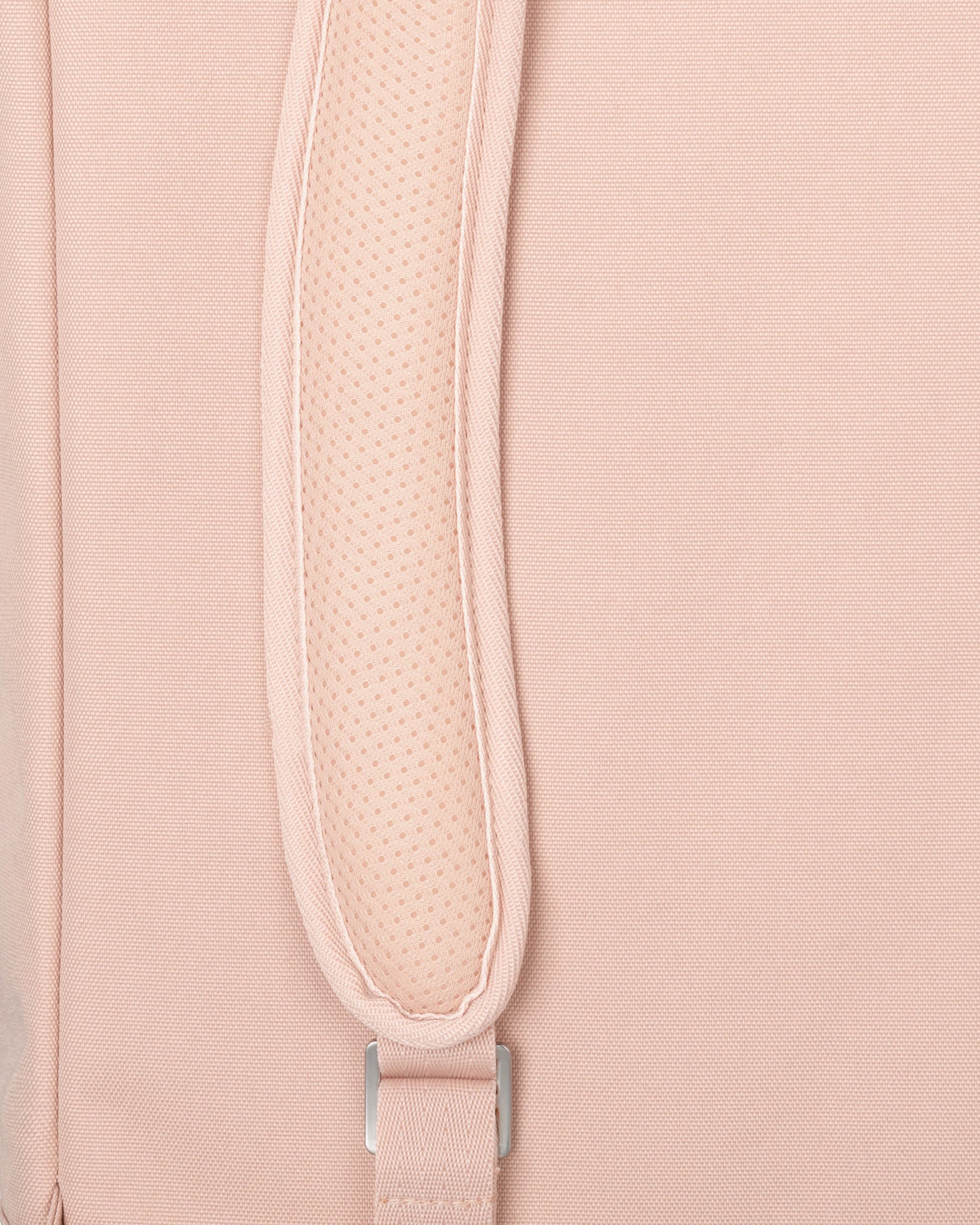 Nahaufnahme eines gepolsterten, rosa Trägerteils des Rolltop Rucksacks 'Robin Medium'