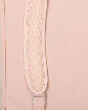 Nahaufnahme eines gepolsterten, rosa Trägerteils des Rolltop Rucksacks 'Robin Medium'