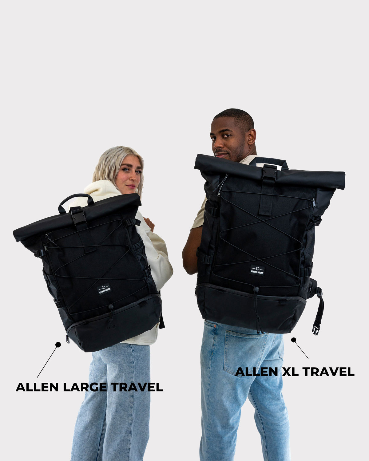 Zwei Personen tragen schwarze Reiserucksäcke 'Allen Large Travel' und 'Allen XL Travel' von Johnny Urban