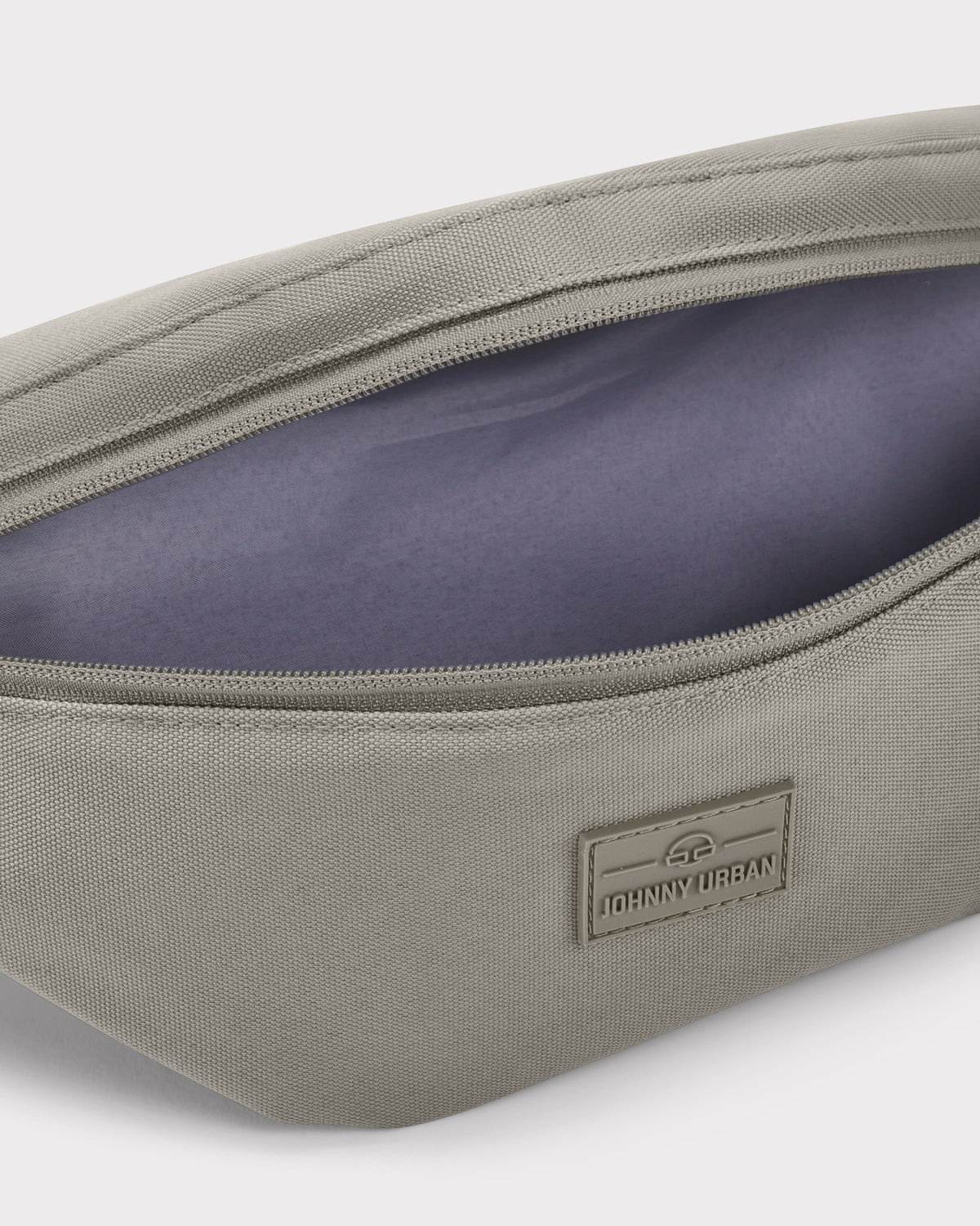 Große Johnny Urban Bauchtasche ‚Erik Large‘ in desert grey mit offenem Hauptfach und violettem Innenfutter