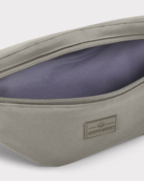 Große Johnny Urban Bauchtasche ‚Erik Large‘ in desert grey mit offenem Hauptfach und violettem Innenfutter