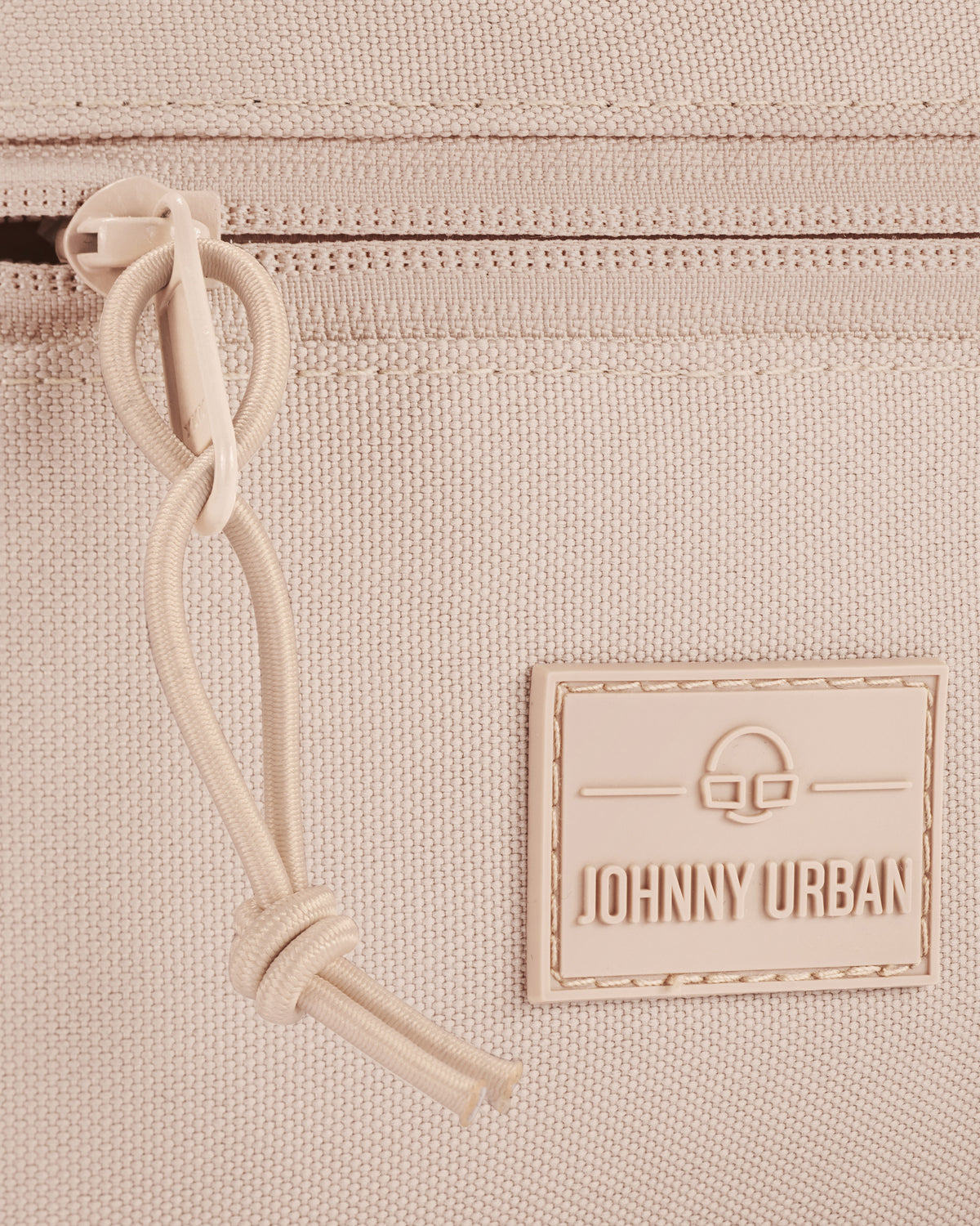 Nahaufnahme der Front mit Reißverschluss und Logo der rosa Johnny Urban Bauchtasche 'Erik Large'