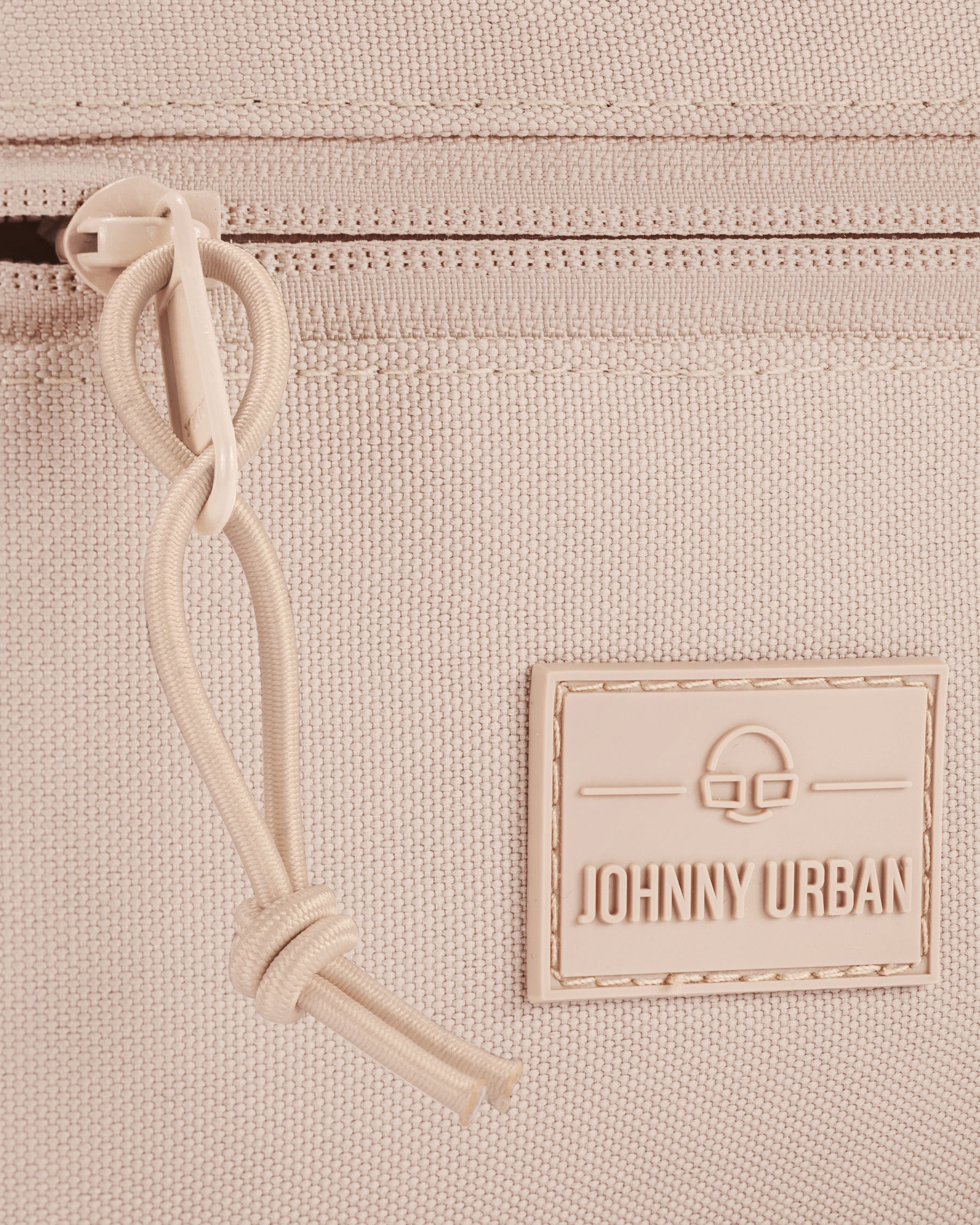 Nahaufnahme der Front mit Reißverschluss und Logo der rosa Johnny Urban Bauchtasche 'Erik Large'