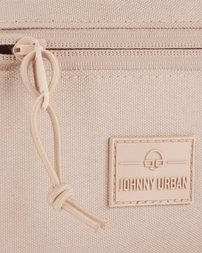 Nahaufnahme der Front mit Reißverschluss und Logo der rosa Johnny Urban Bauchtasche 'Erik Large'