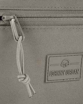 Detailansicht eines Reißverschlusses und des Johnny Urban Logos auf der Bauchtasche 'Erik Large' in desert grey