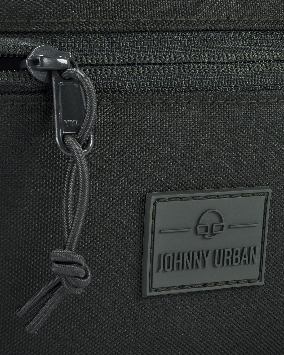 Nahaufnahme der dunkelgrünen, nachhaltigen Bauchtasche 'Erik Large' von Johnny Urban mit Reißverschluss und Logo-Patch