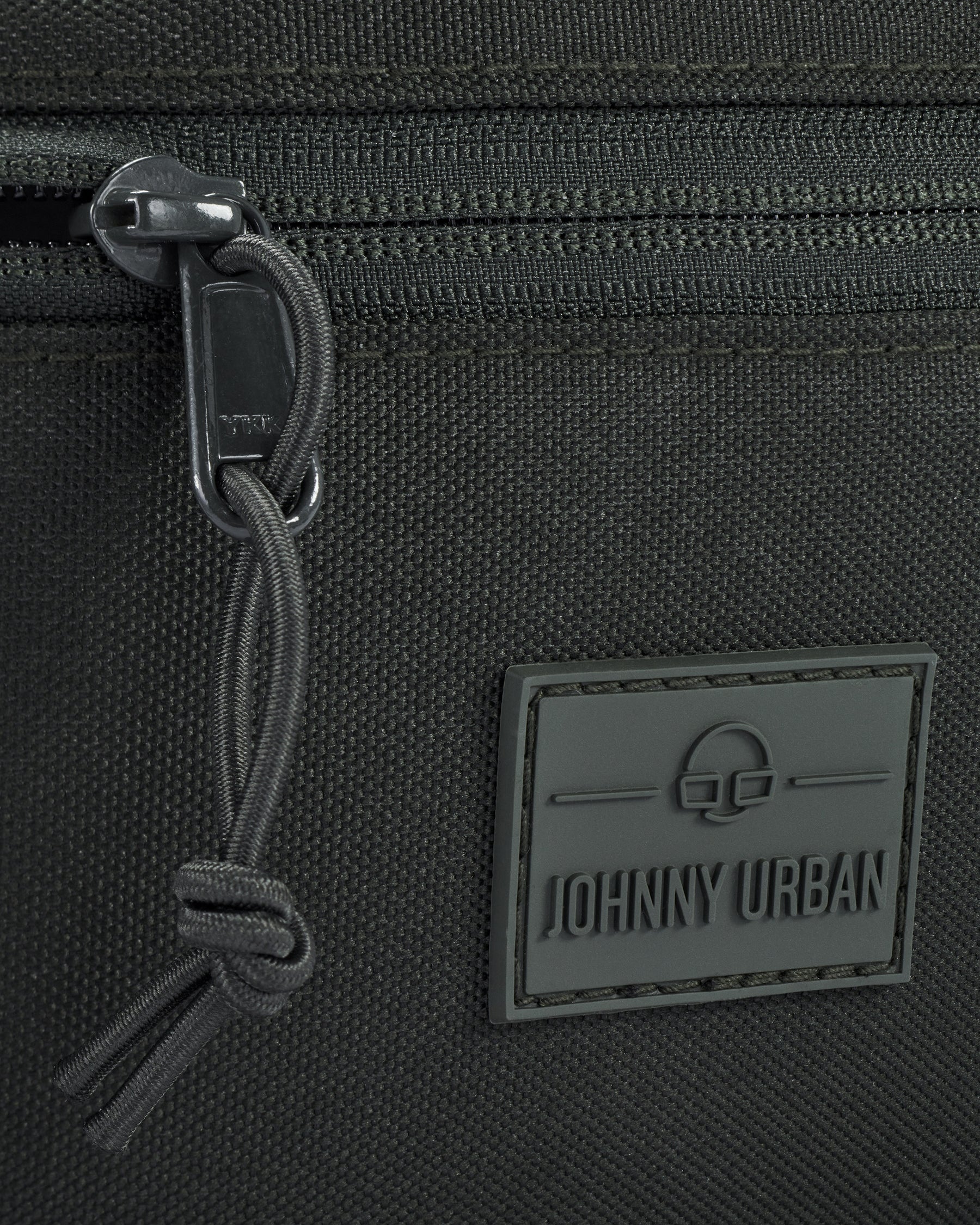 Nahaufnahme der dunkelgrünen, nachhaltigen Bauchtasche 'Erik Large' von Johnny Urban mit Reißverschluss und Logo-Patch