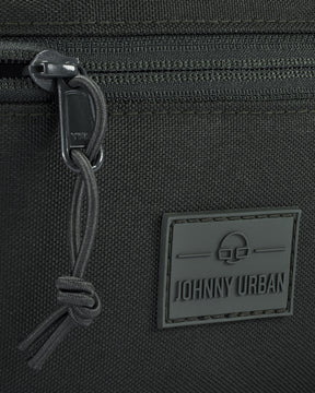 Nahaufnahme der dunkelgrünen, nachhaltigen Bauchtasche 'Erik Large' von Johnny Urban mit Reißverschluss und Logo-Patch