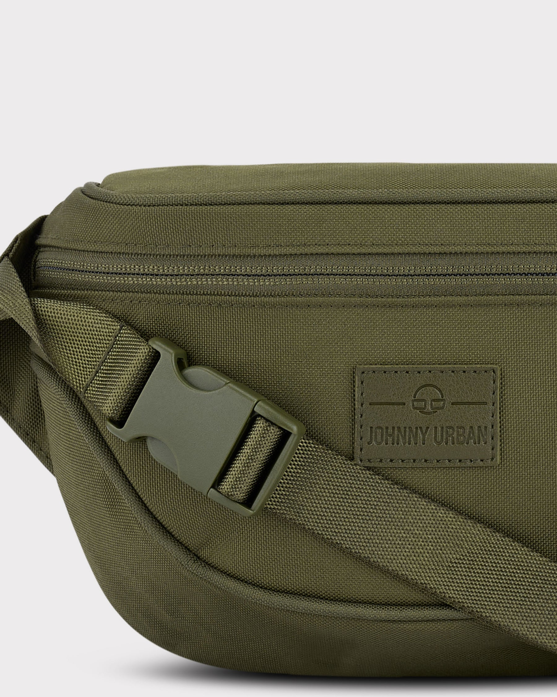 Olivegrüne Bauchtasche 'Ben' von Johnny Urban aus robustem Material mit Reißverschluss und verstellbarem Gurt