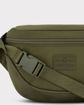 Olivegrüne Bauchtasche 'Ben' von Johnny Urban aus robustem Material mit Reißverschluss und verstellbarem Gurt