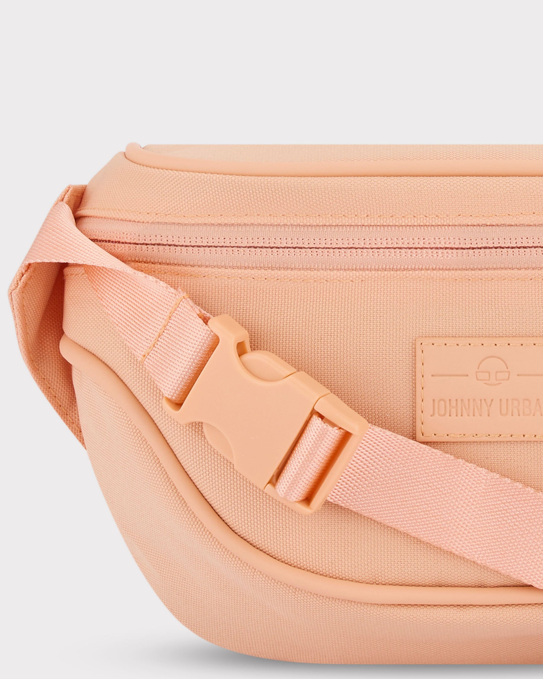 Pfirsichfarbene Bauchtasche 'Ben' von Johnny Urban mit verstellbarem Gurt und Reißverschlussfach