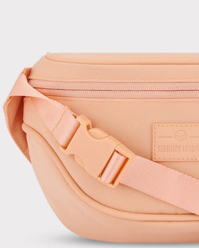 Pfirsichfarbene Bauchtasche 'Ben' von Johnny Urban mit verstellbarem Gurt und Reißverschlussfach