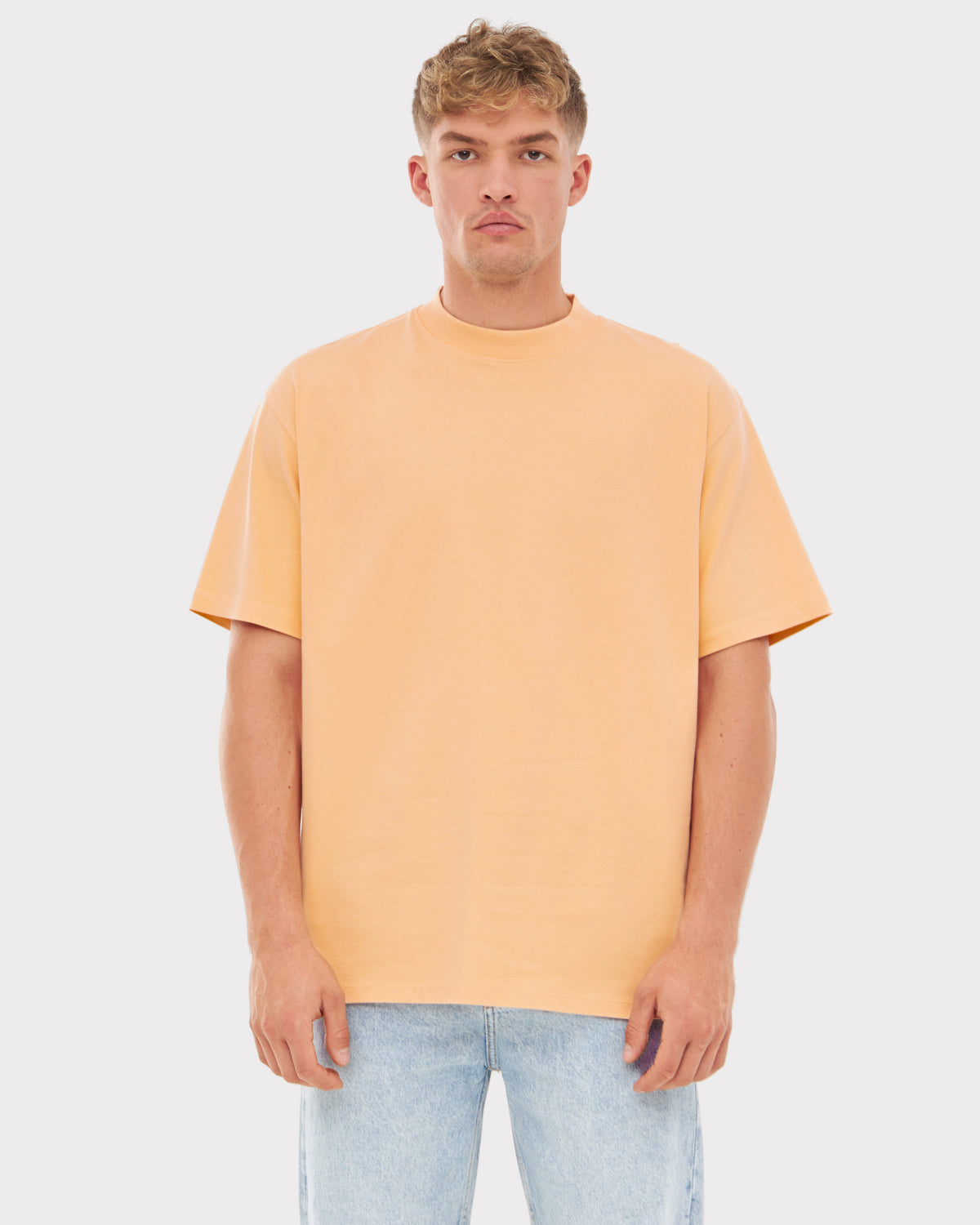 Mann trägt das Johnny Urban T-Shirt 'Sammy' in Peach mit oversized Passform