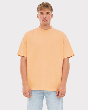 Mann trägt das Johnny Urban T-Shirt 'Sammy' in Peach mit oversized Passform