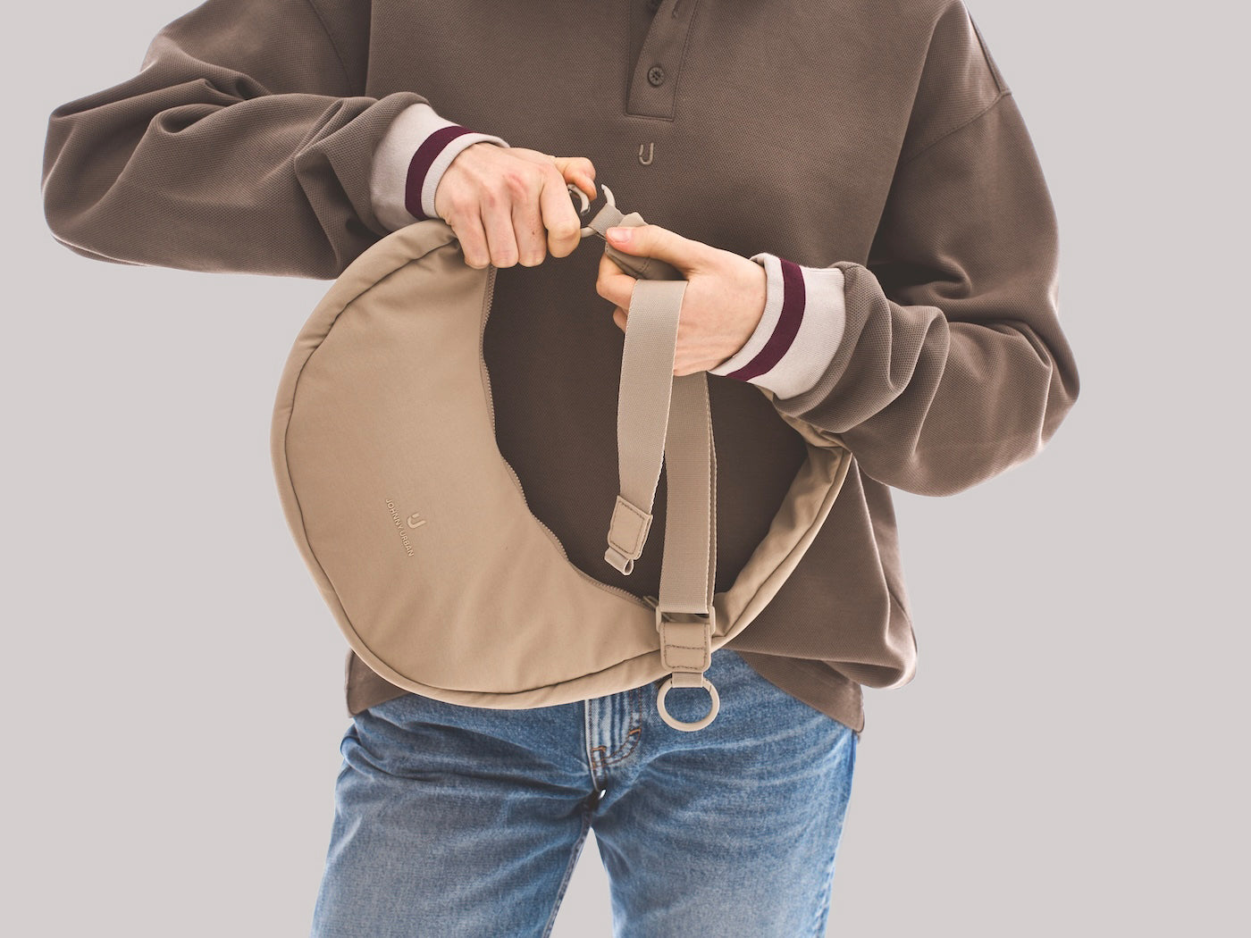 Hier sehen wir die abnehmbaren Schultergurte der Lou Medium im Einsatz. 
So machst du aus der Crossbody-bag im Handumdrehen eine Handtasche. 