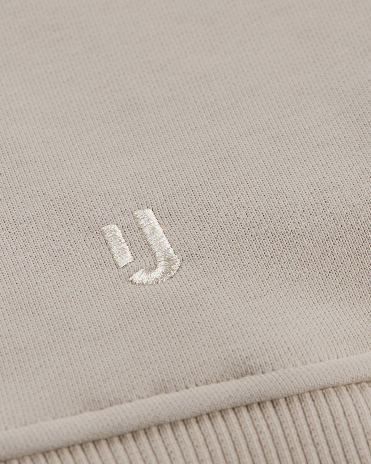 Beige Oversized Hoodie "Cody" von Johnny Urban mit gesticktem Logo auf der Vorderseite