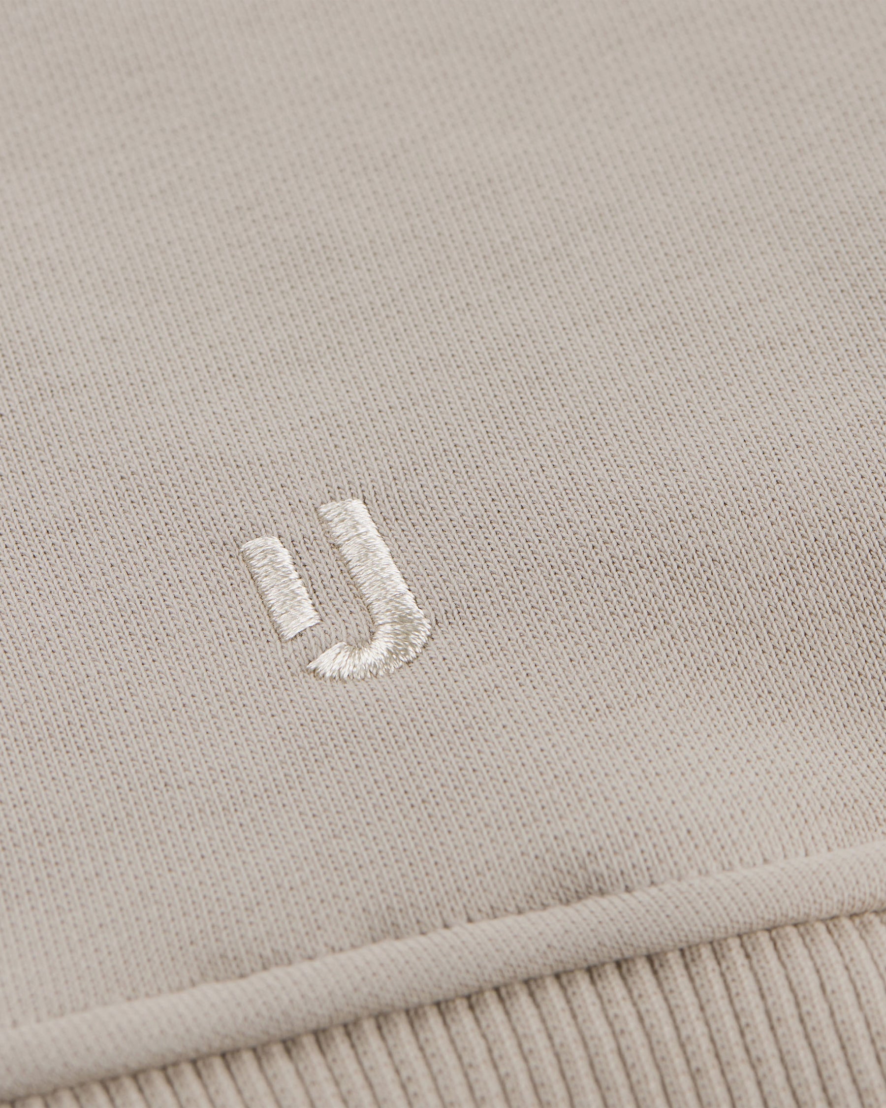 Beige Oversized Hoodie "Cody" von Johnny Urban mit gesticktem Logo auf der Vorderseite