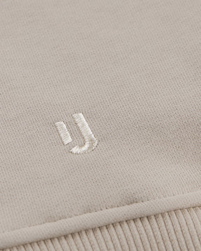 Beige Oversized Hoodie "Cody" von Johnny Urban mit gesticktem Logo auf der Vorderseite