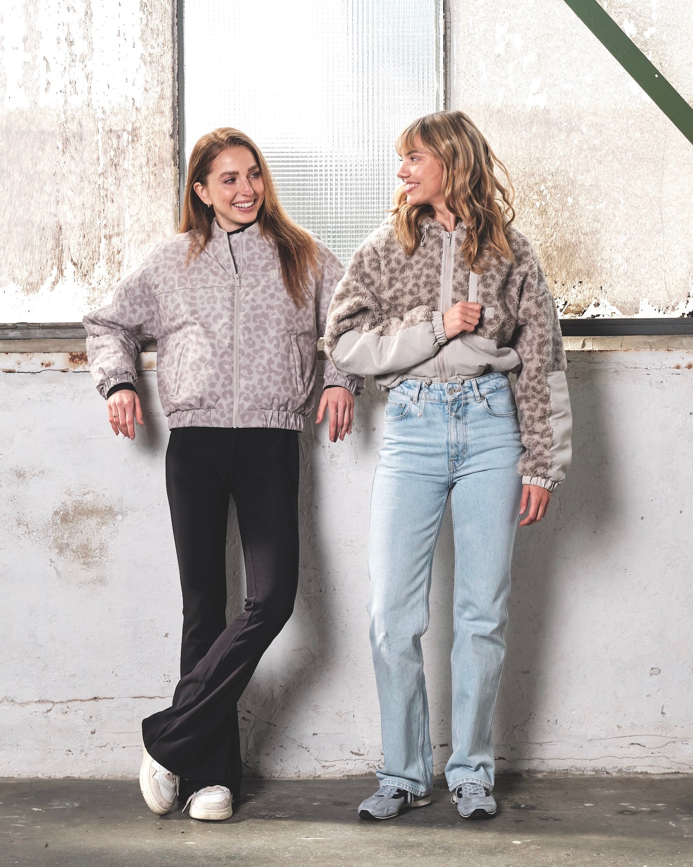 Frau und Mann in Johnny Urban-Halfzip-Fleecepullover und Wendejacke vor einem Waldhintergrund. 
