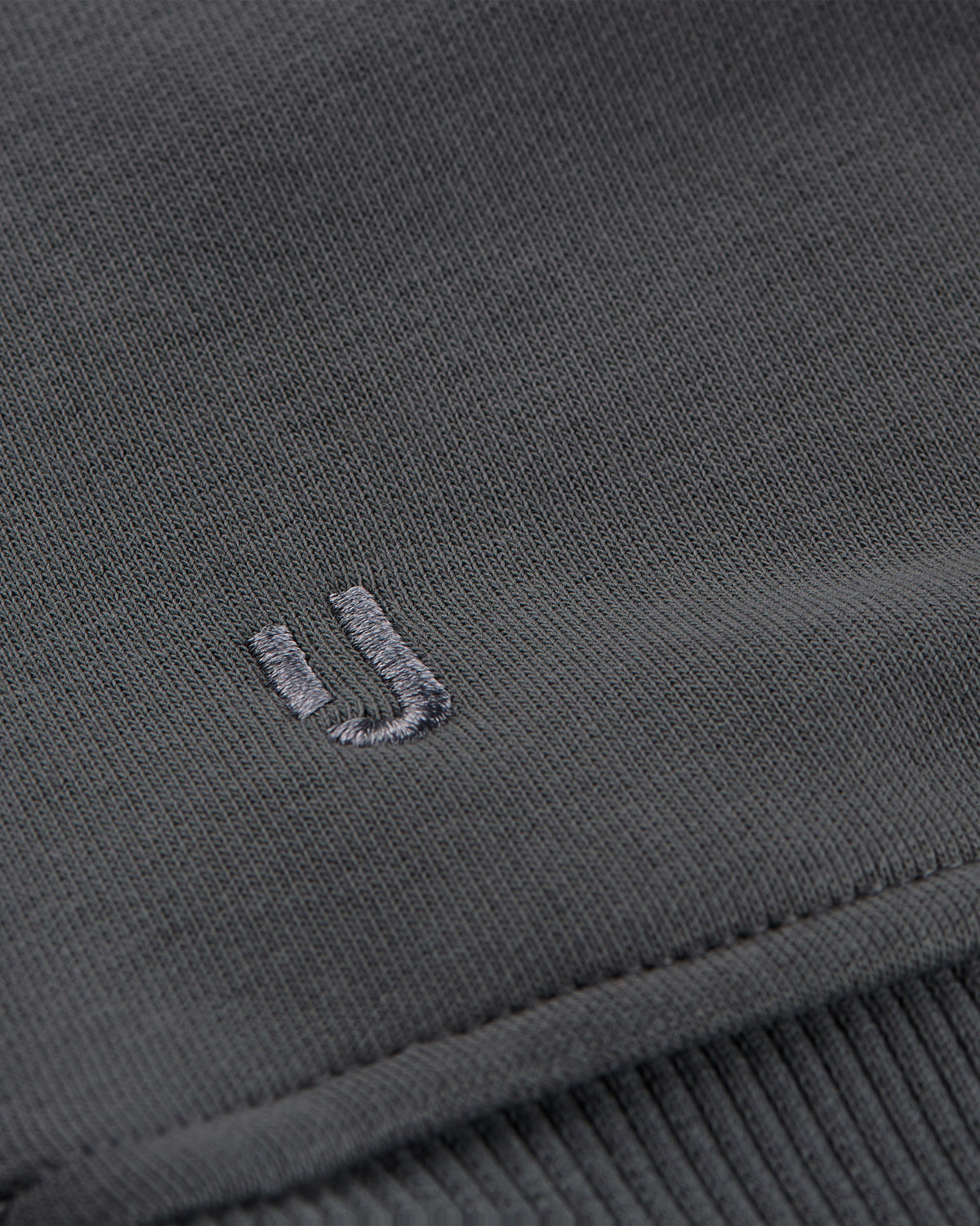 Nahaufnahme des grauen Oversized Crewneck Sweatshirts 'Carter' mit Johnny Urban Logo-Stickerei