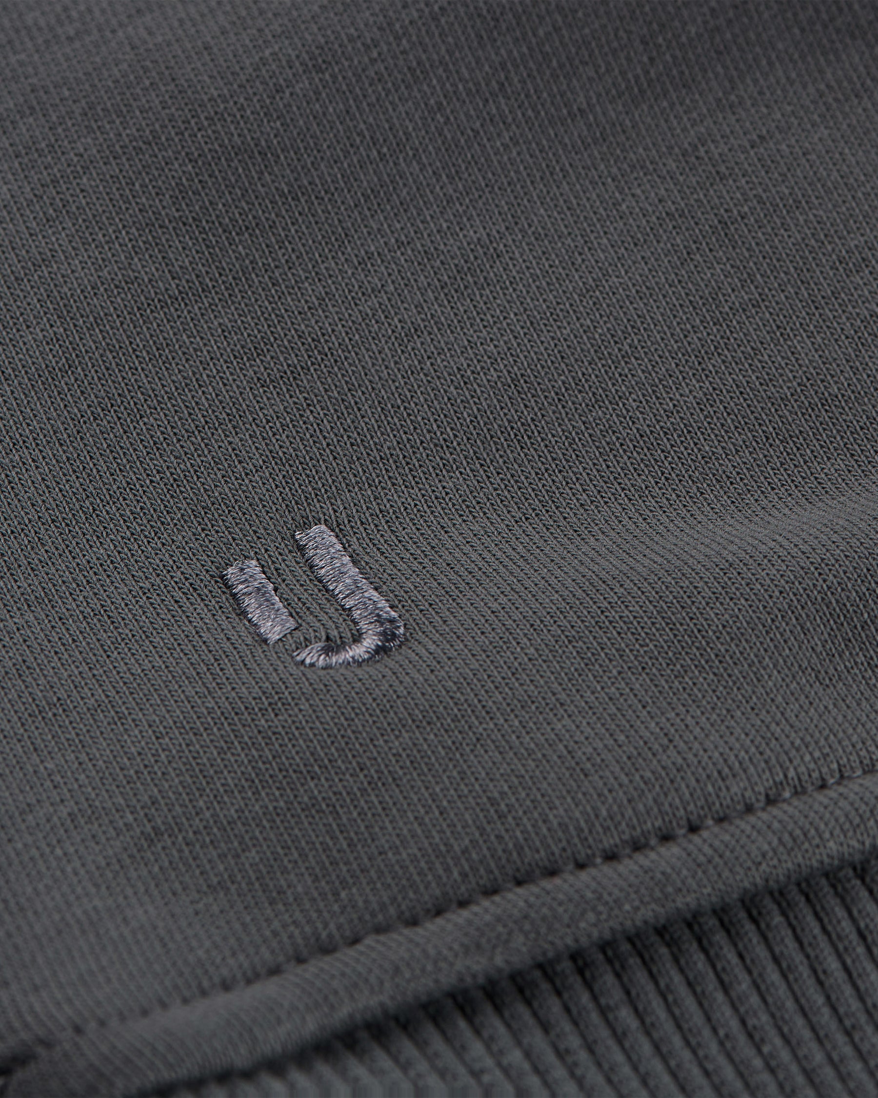 Nahaufnahme des grauen Oversized Crewneck Sweatshirts 'Carter' mit Johnny Urban Logo-Stickerei