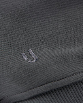 Nahaufnahme des grauen Oversized Crewneck Sweatshirts 'Carter' mit Johnny Urban Logo-Stickerei