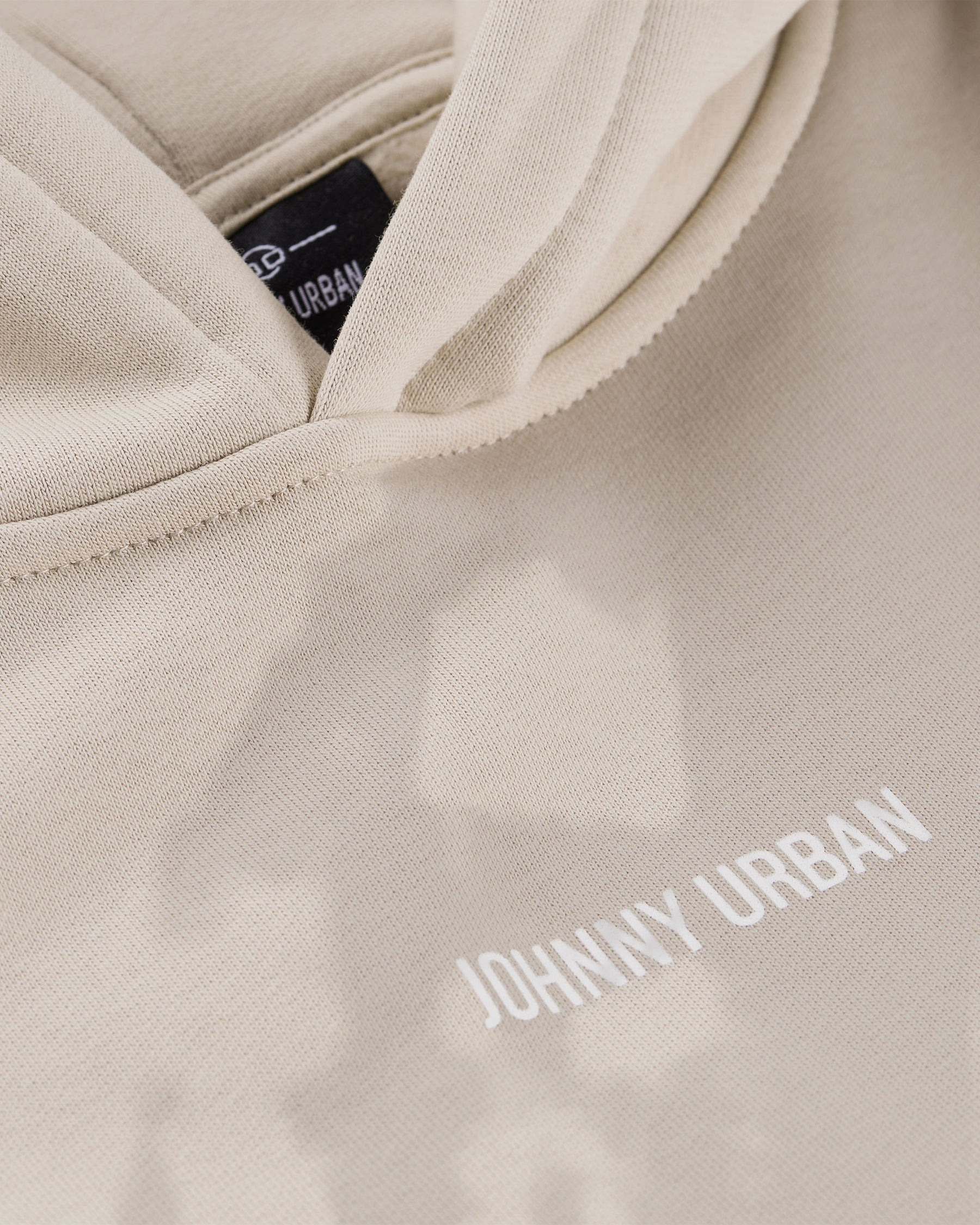 Beiger Oversized Hoodie 'Cody' mit weißem 'Johnny Urban' Print und sichtbar eingenähtem Markenetikett