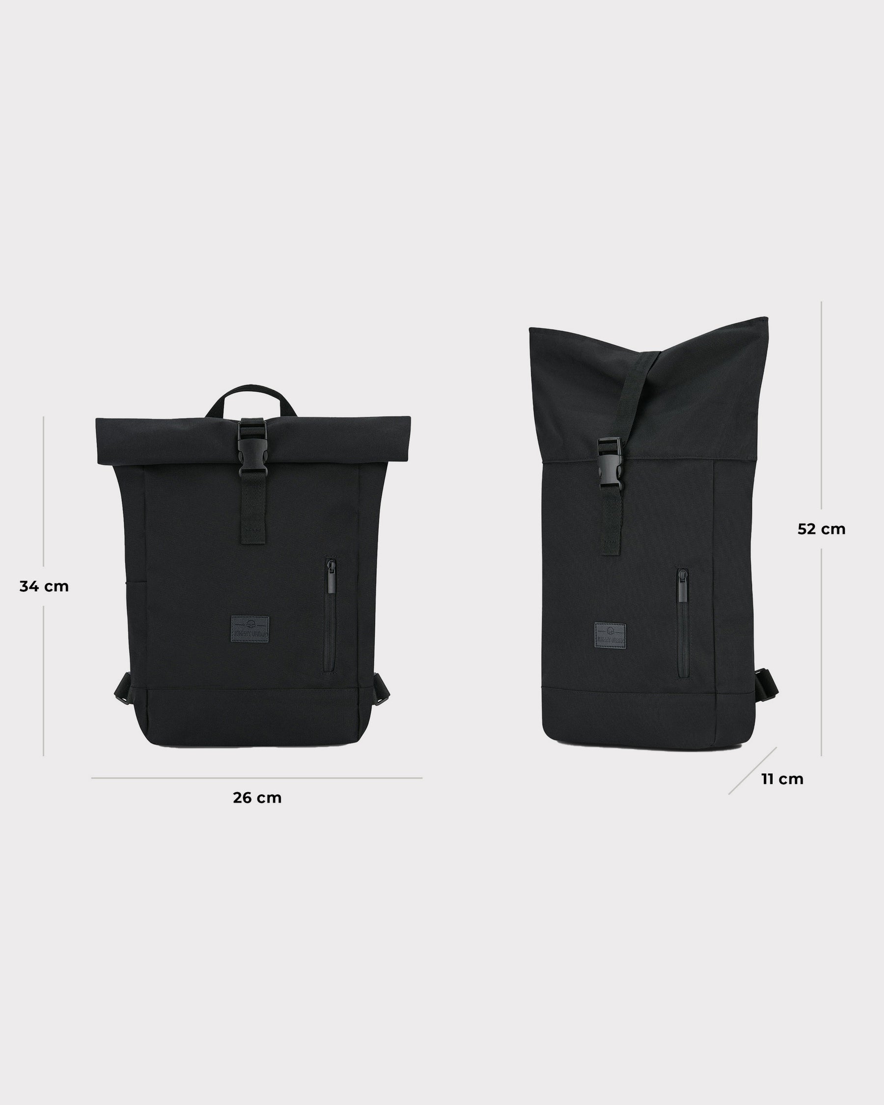 Schwarzer Rolltop-Rucksack 'Robin Small' von Johnny Urban, Maße 26x34x11 cm, vorne mit Reißverschlusstasche