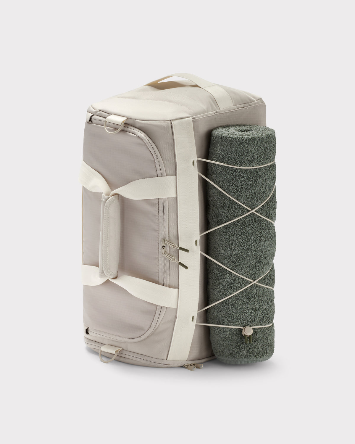 Beige Duffle Bag 'Shawn Medium' von Johnny Urban mit seitlich befestigtem, gerolltem dunkelgrünem Handtuch