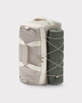 Beige Duffle Bag 'Shawn Medium' von Johnny Urban mit seitlich befestigtem, gerolltem dunkelgrünem Handtuch
