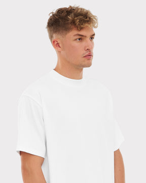 Mann mit kurzem lockigem Haar trägt weißes Johnny Urban T-Shirt 'Sammy' mit Rundhalsausschnitt